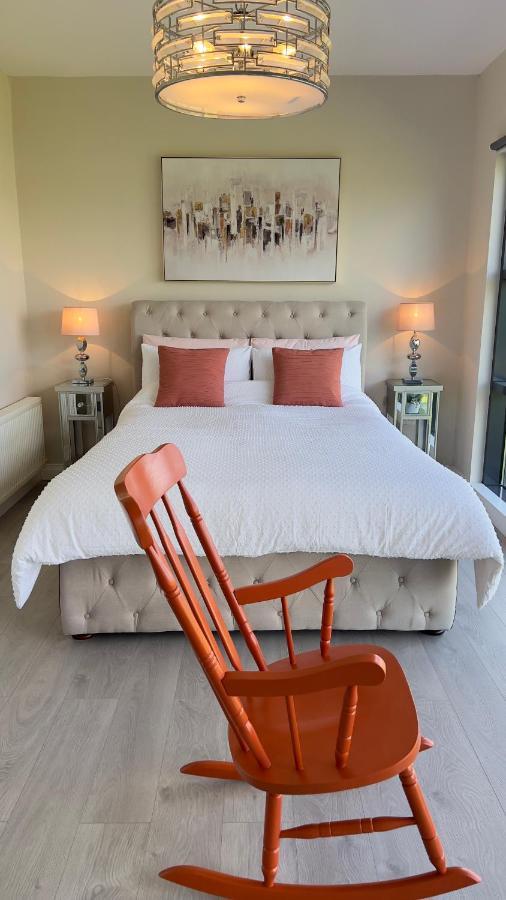 Riverside Apartment Raheelan Bagian luar foto